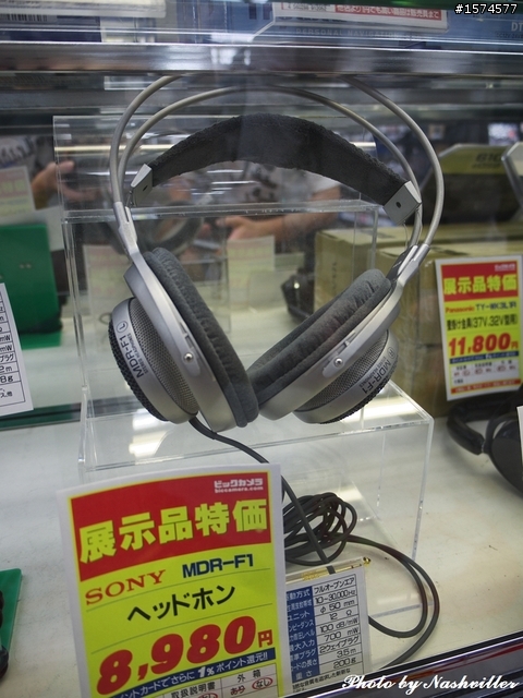 [純分享] 大阪難波 Bic Camera，試聽機摸到爽...