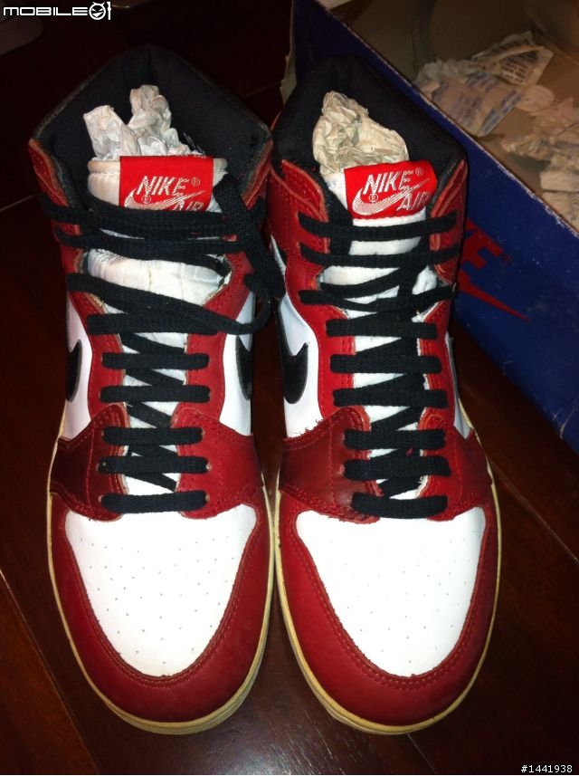 求助~ Air Jordan 1 請高人幫我鑑定這是不是1985年原版? 還是復刻?還是假的?