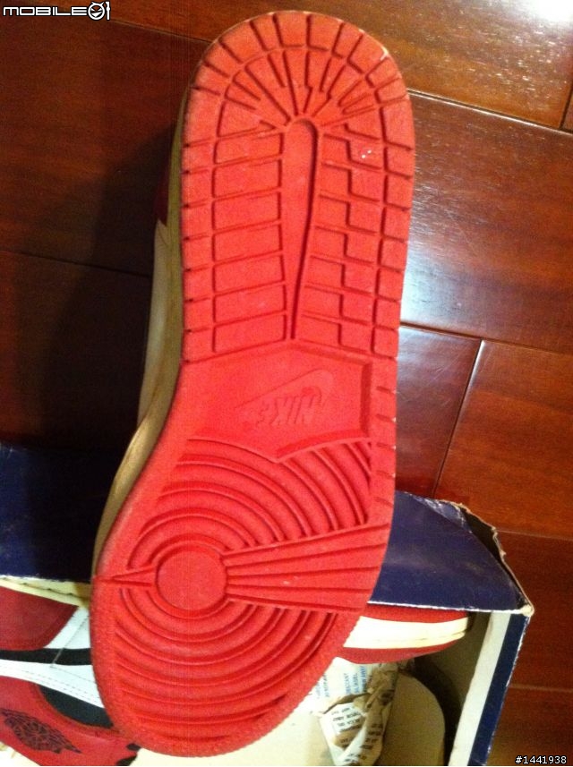 求助~ Air Jordan 1 請高人幫我鑑定這是不是1985年原版? 還是復刻?還是假的?