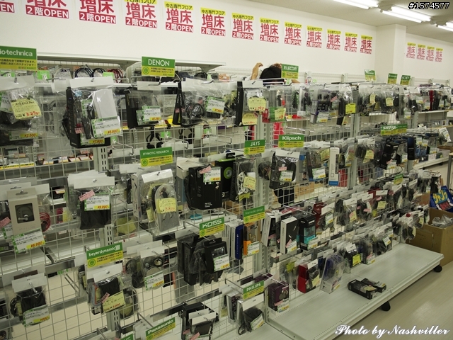 二手耳機店 - eイヤホン，大阪日本橋本店 (很多照片)