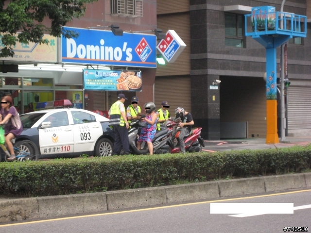 認真的員警們辛苦了