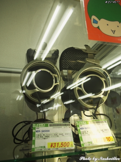 二手耳機店 - eイヤホン，大阪日本橋本店 (很多照片)