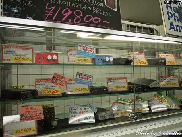 二手耳機店 - eイヤホン，大阪日本橋本店 (很多照片)