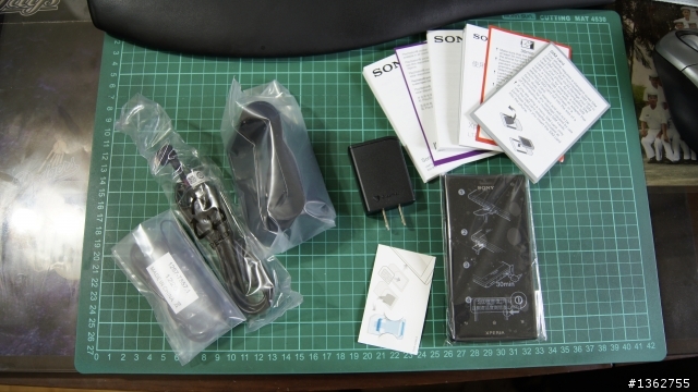 超適合颱風天開箱的手機     預購已收到 Sony Xperia acro S (黑色)  超粗糙開箱文