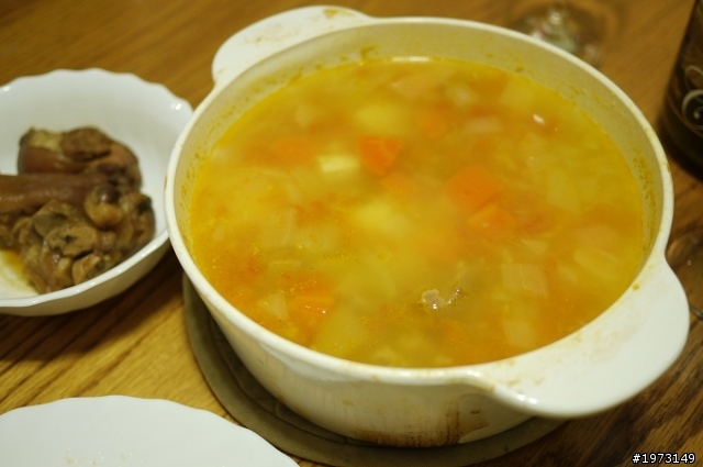 自製情人節特餐(水果優格沙拉、乾煎白蝦、羅宋湯)