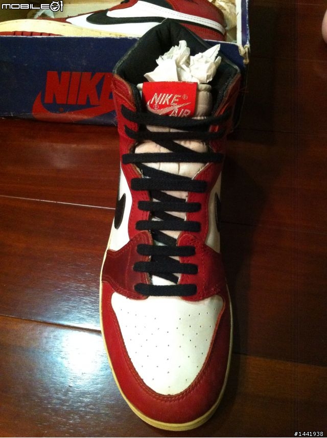 求助~ Air Jordan 1 請高人幫我鑑定這是不是1985年原版? 還是復刻?還是假的?