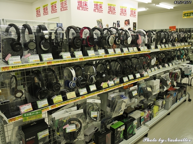 二手耳機店 - eイヤホン，大阪日本橋本店 (很多照片)