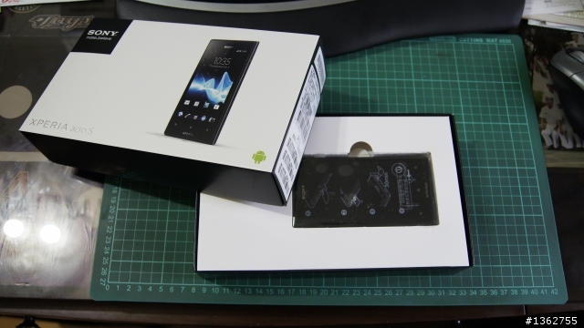 超適合颱風天開箱的手機     預購已收到 Sony Xperia acro S (黑色)  超粗糙開箱文