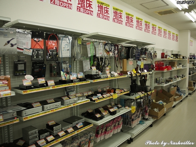 二手耳機店 - eイヤホン，大阪日本橋本店 (很多照片)
