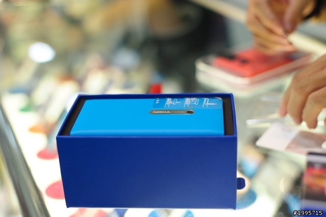 lumia 900開箱 我的第一支智慧型手機  (店員說:現在很少人買NOKIA...為什麼要考慮這一支?)