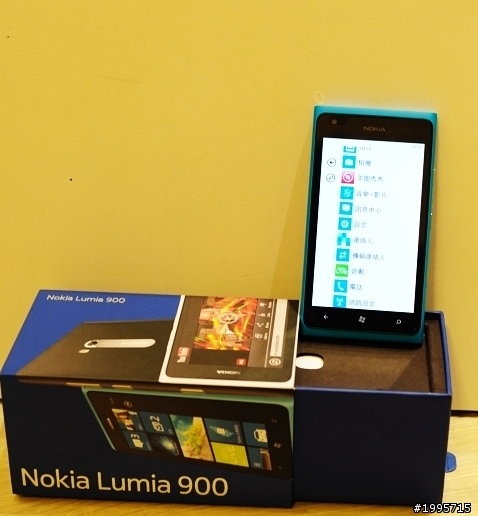 lumia 900開箱 我的第一支智慧型手機  (店員說:現在很少人買NOKIA...為什麼要考慮這一支?)