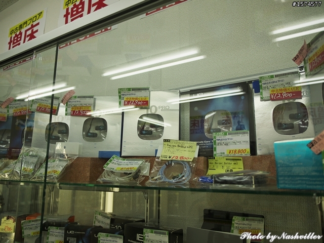 二手耳機店 - eイヤホン，大阪日本橋本店 (很多照片)