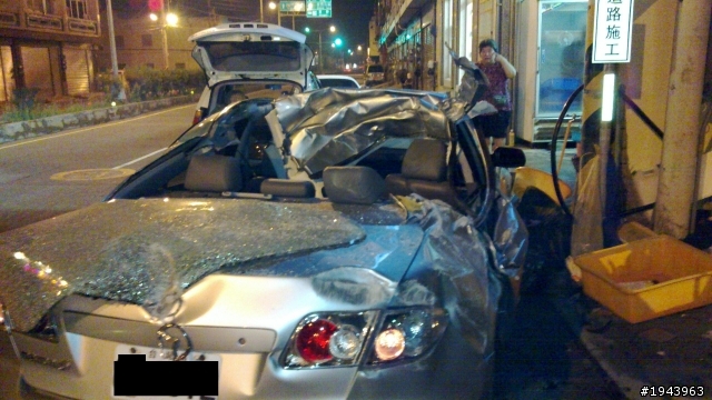 昨天要去釣魚時看到的車禍現場...太可怕了...
