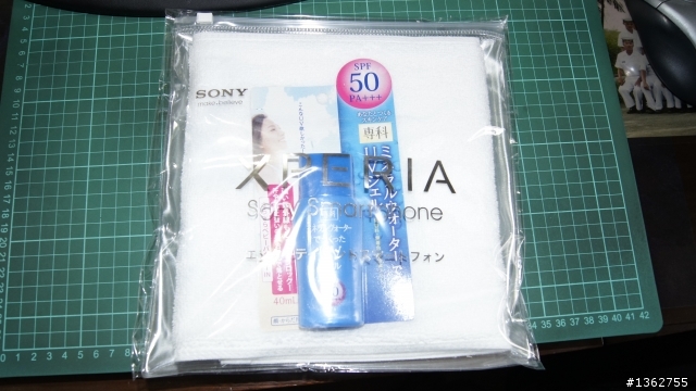 超適合颱風天開箱的手機     預購已收到 Sony Xperia acro S (黑色)  超粗糙開箱文