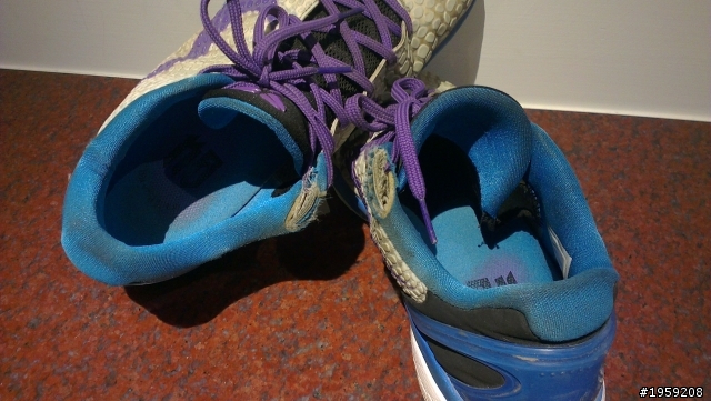 我的KOBE球鞋 破洞 原因不明 請幫忙解答