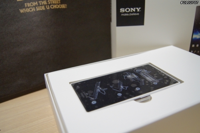 防水手機SONY XPERIA acro S 簡單且不專業的開箱