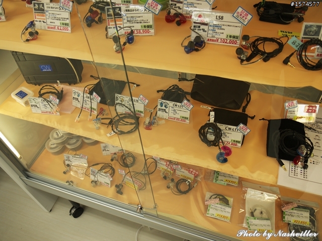 二手耳機店 - eイヤホン，大阪日本橋本店 (很多照片)