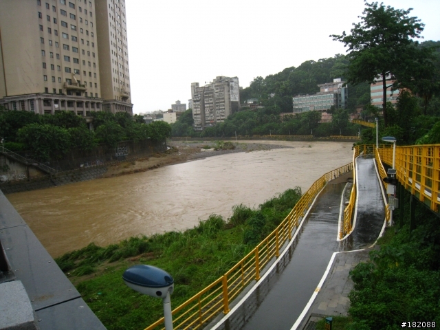 景美溪-世新大學-堤外腳踏車道慘狀-趴兔