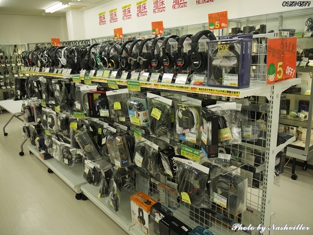 二手耳機店 - eイヤホン，大阪日本橋本店 (很多照片)