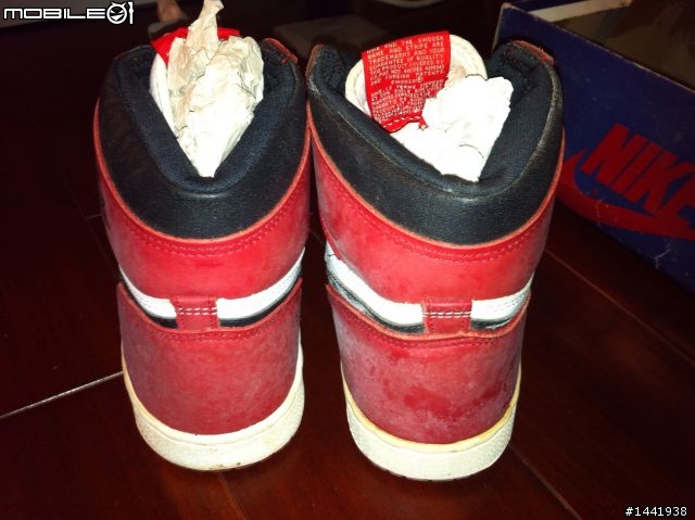 求助~ Air Jordan 1 請高人幫我鑑定這是不是1985年原版? 還是復刻?還是假的?