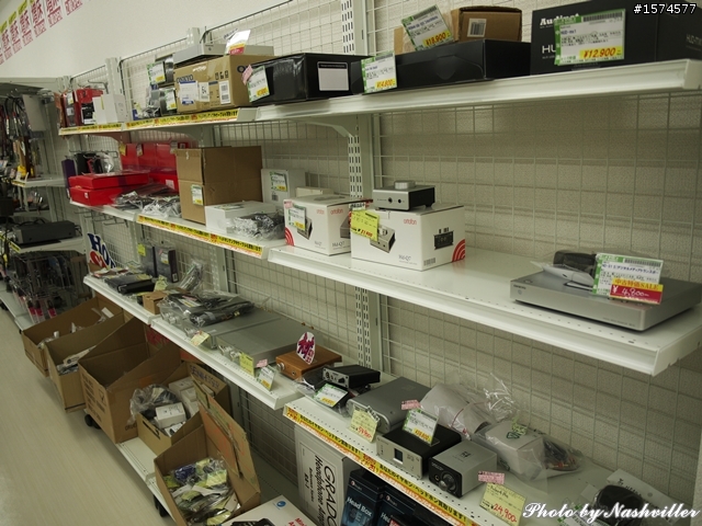 二手耳機店 - eイヤホン，大阪日本橋本店 (很多照片)
