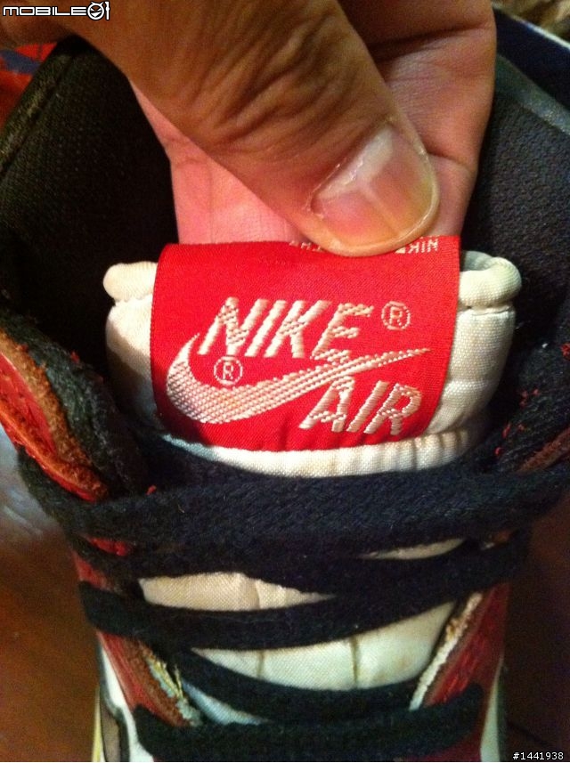 求助~ Air Jordan 1 請高人幫我鑑定這是不是1985年原版? 還是復刻?還是假的?