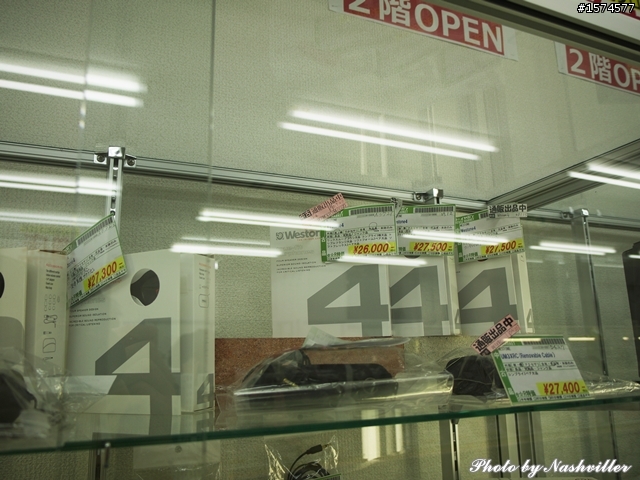二手耳機店 - eイヤホン，大阪日本橋本店 (很多照片)