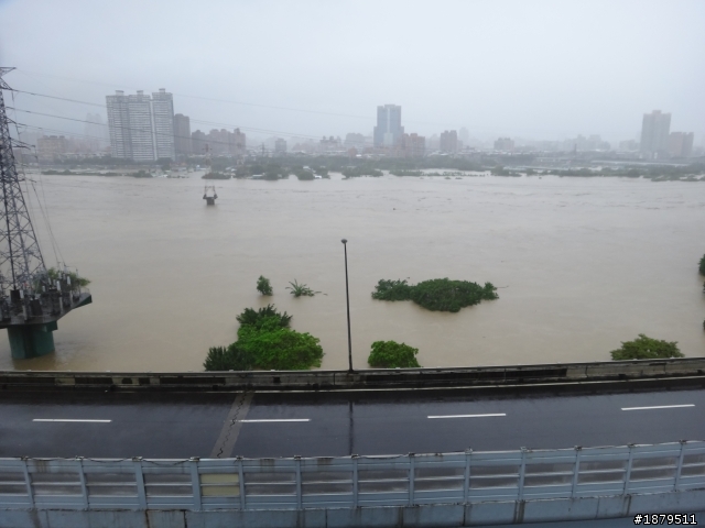 河濱自行車道全淹沒了