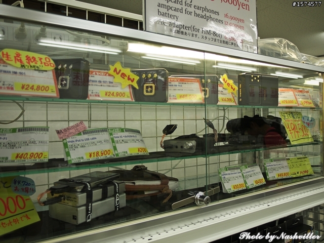 二手耳機店 - eイヤホン，大阪日本橋本店 (很多照片)