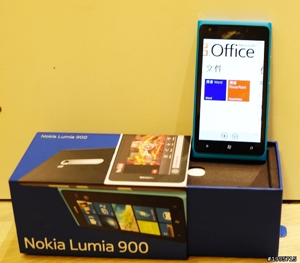lumia 900開箱 我的第一支智慧型手機  (店員說:現在很少人買NOKIA...為什麼要考慮這一支?)