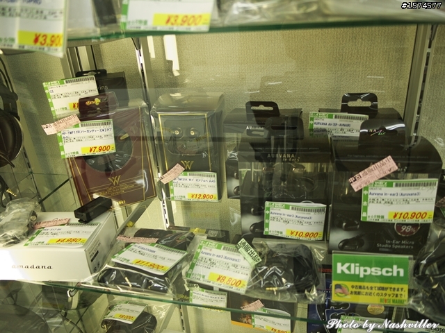 二手耳機店 - eイヤホン，大阪日本橋本店 (很多照片)