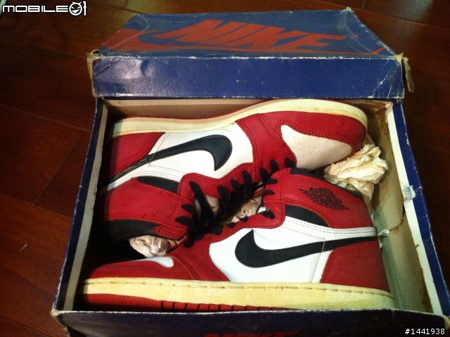 求助~ Air Jordan 1 請高人幫我鑑定這是不是1985年原版? 還是復刻?還是假的?