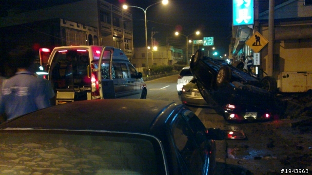 昨天要去釣魚時看到的車禍現場...太可怕了...