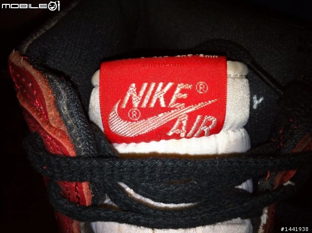 求助~ Air Jordan 1 請高人幫我鑑定這是不是1985年原版? 還是復刻?還是假的?