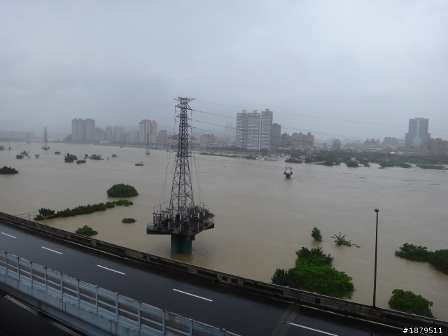 河濱自行車道全淹沒了