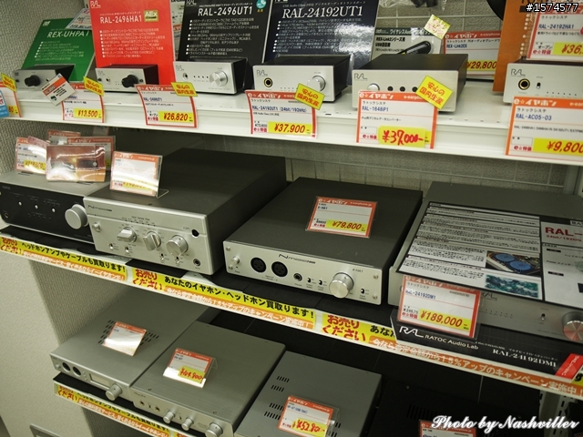 二手耳機店 - eイヤホン，大阪日本橋本店 (很多照片)