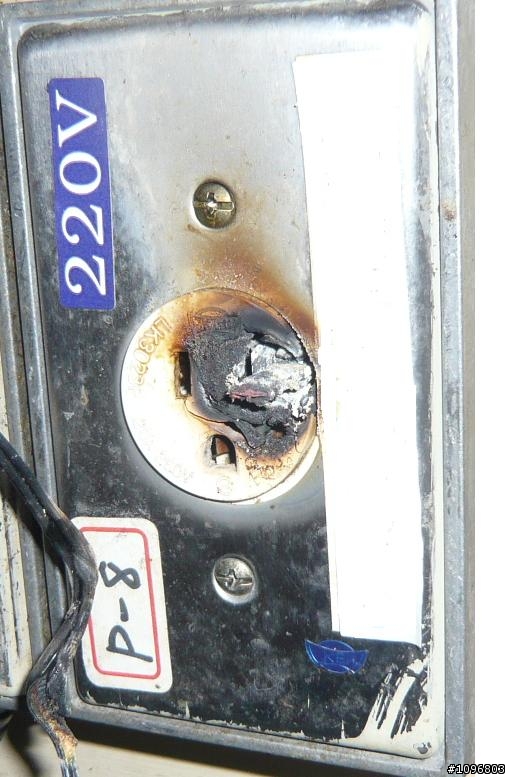 請問插座都快燒光了為啥NFB都還不會跳掉呢????