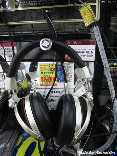 [純分享] 大阪難波 Bic Camera，試聽機摸到爽...
