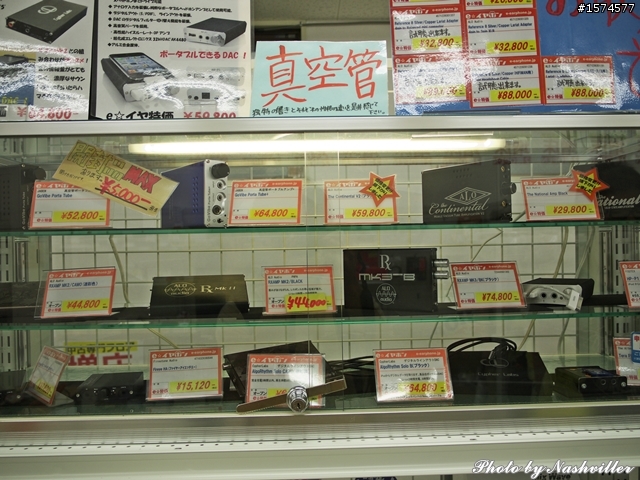 二手耳機店 - eイヤホン，大阪日本橋本店 (很多照片)