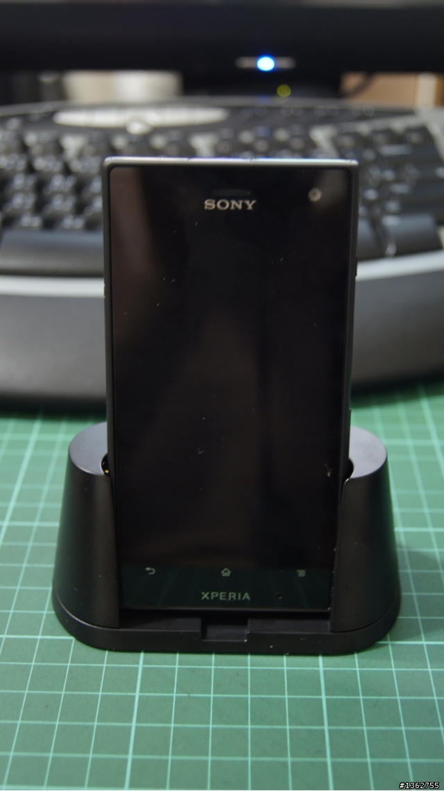 超適合颱風天開箱的手機     預購已收到 Sony Xperia acro S (黑色)  超粗糙開箱文