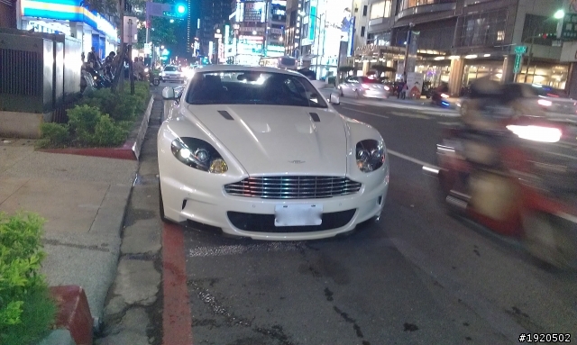 海神出沒~還有停在路邊買鼎王的......