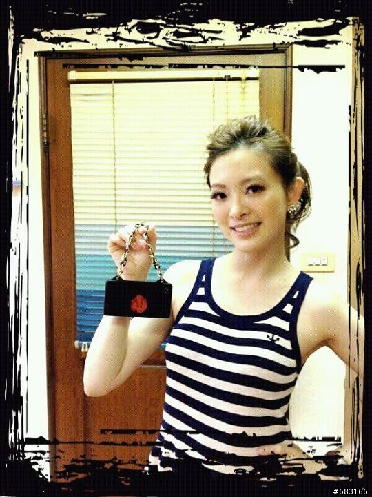 (((●●開箱文)))~Candies-iphone4跟4S-晚宴包-Matelasse鍊子背帶保護殼套,超級可愛^O^