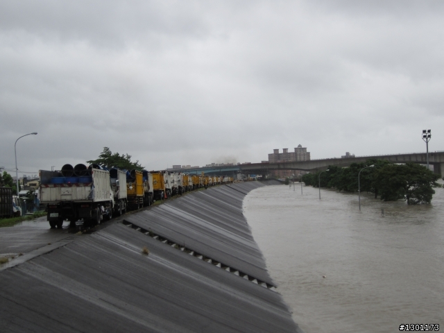 新北市新莊區~颱風報導!