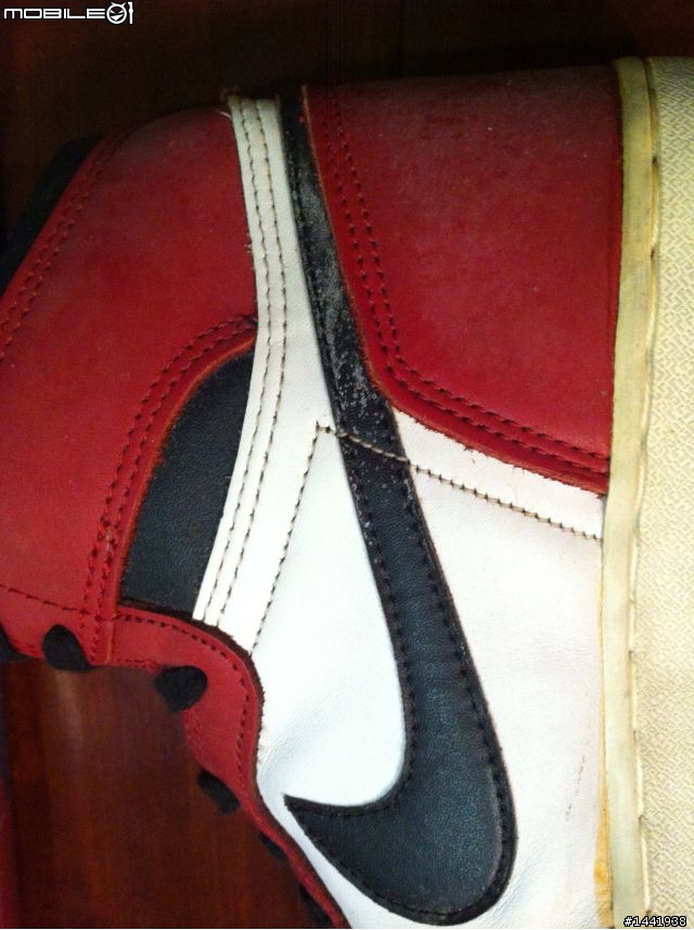 求助~ Air Jordan 1 請高人幫我鑑定這是不是1985年原版? 還是復刻?還是假的?