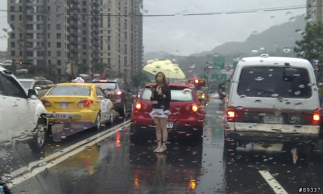 正妹的VW 壞了，卡在要道的路口