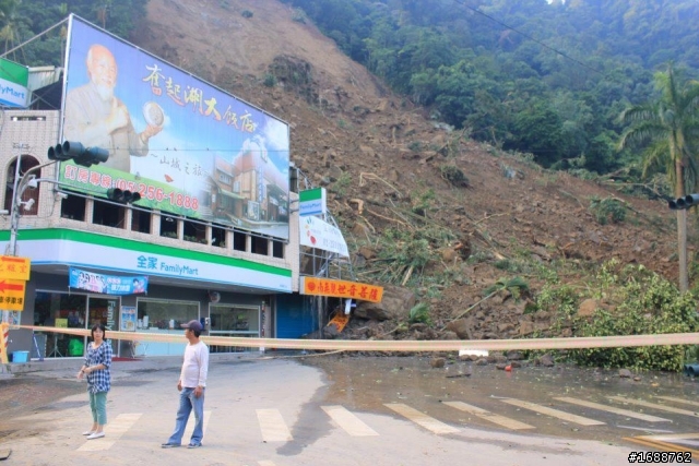 阿里山公路斷了....