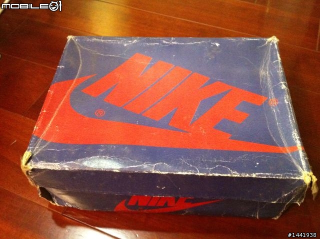 求助~ Air Jordan 1 請高人幫我鑑定這是不是1985年原版? 還是復刻?還是假的?