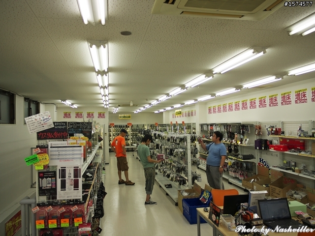 二手耳機店 - eイヤホン，大阪日本橋本店 (很多照片)
