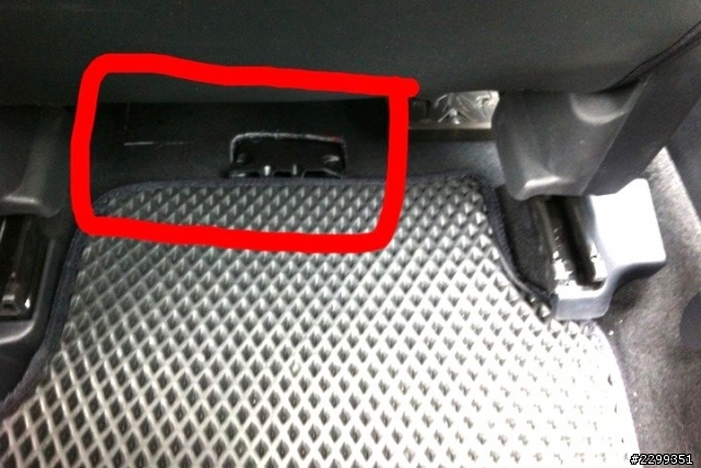 new mazda 3 駕駛座和副駕駛座下方地毯的問題?!