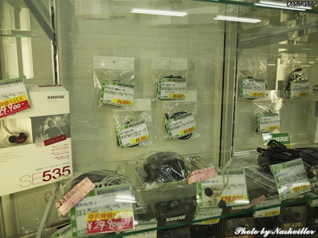 二手耳機店 - eイヤホン，大阪日本橋本店 (很多照片)